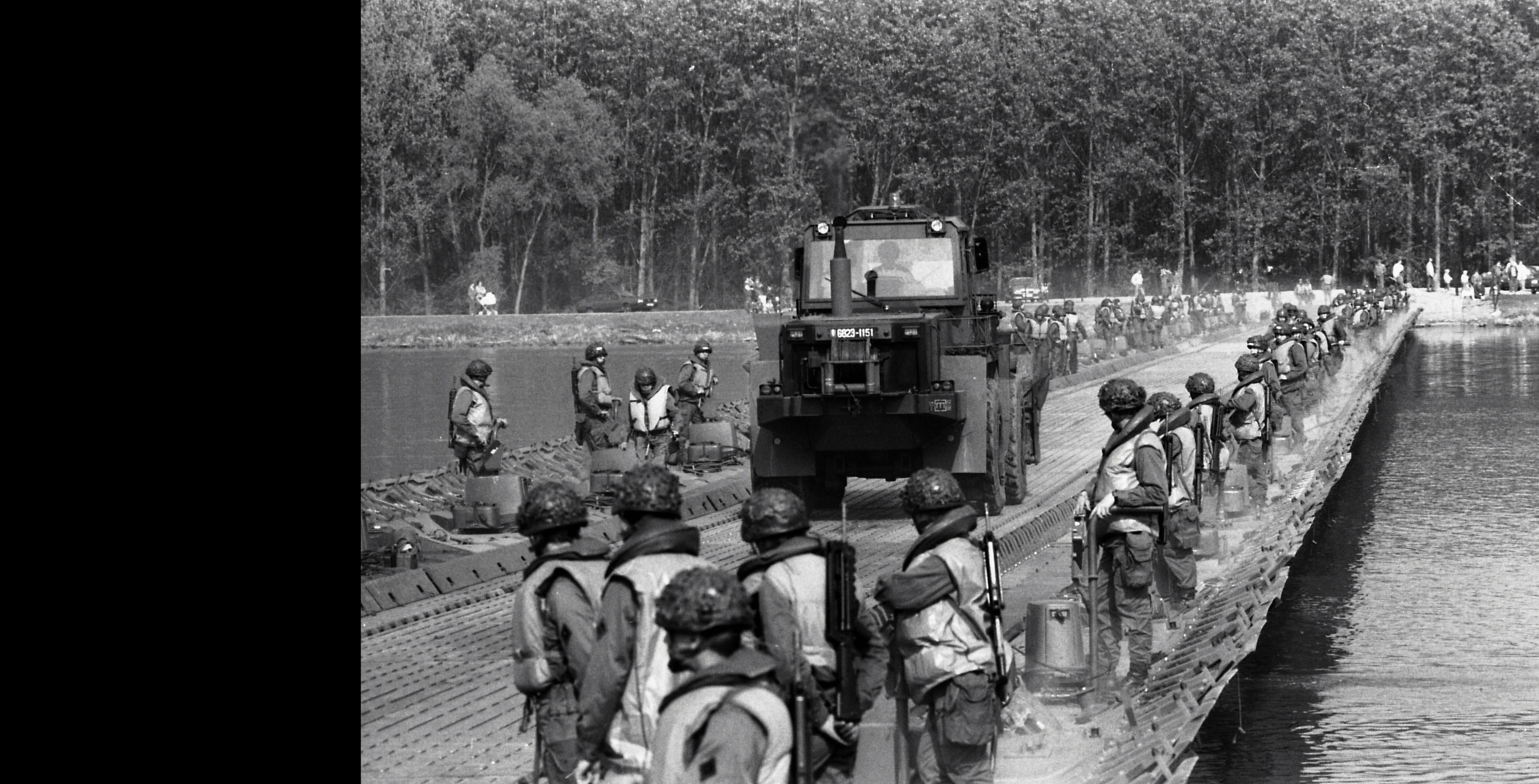 Le 1er régiment du génie (RG) en action sur le Rhin, à hauteur de Fort-Louis, en septembre 1992. La Guerre froide se terminait, mais la division du Rhin, renommée brigade d’Alsace en 1993, a poursuivi ses activités jusqu’en 1999.